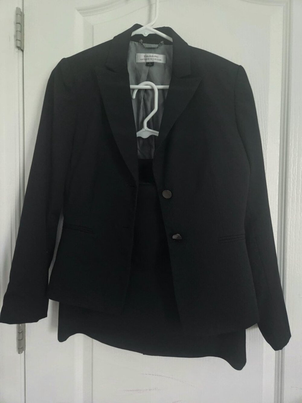 Tahari By Arthur S. Levine Pin Stripe 2-Piece Skirt Suit $50 Size 4